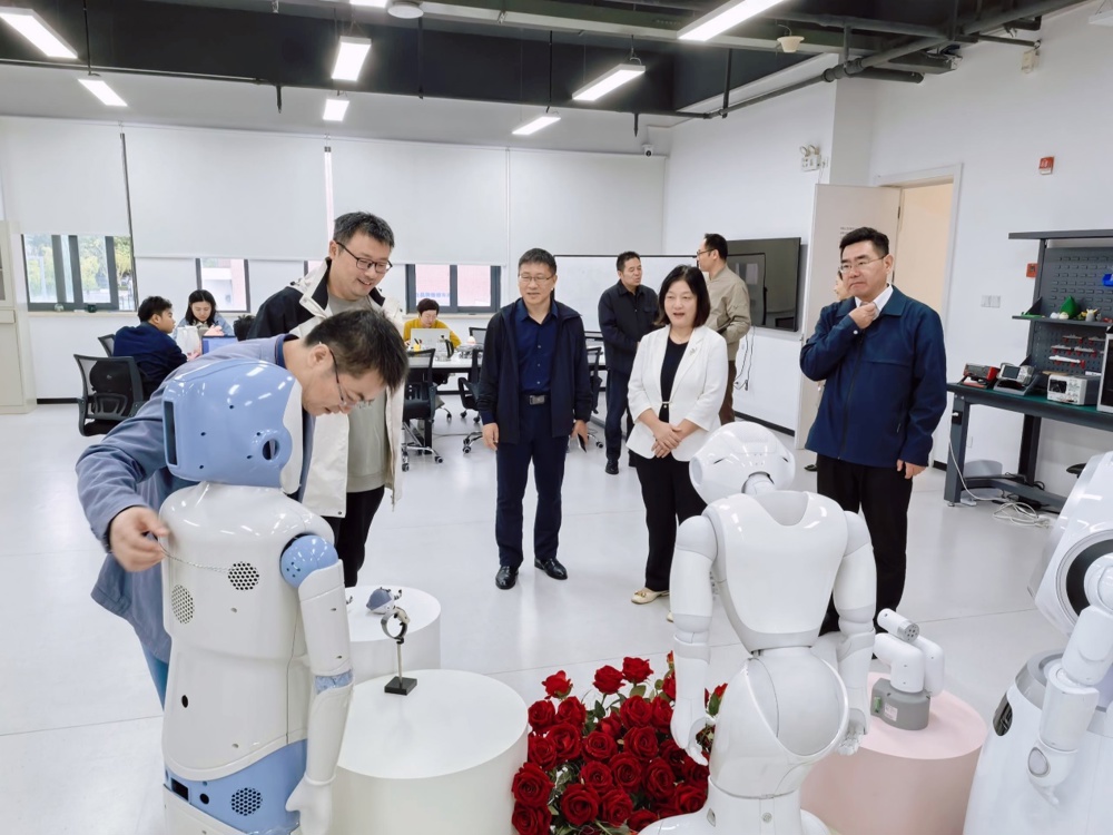 探访人形机器人半马实训营多所高校团队正在做赛前最后准备(图1)