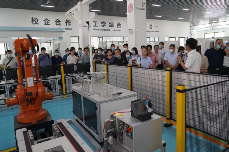 人形机器人半马集训：未来科技与人类运动的完美交融(图1)