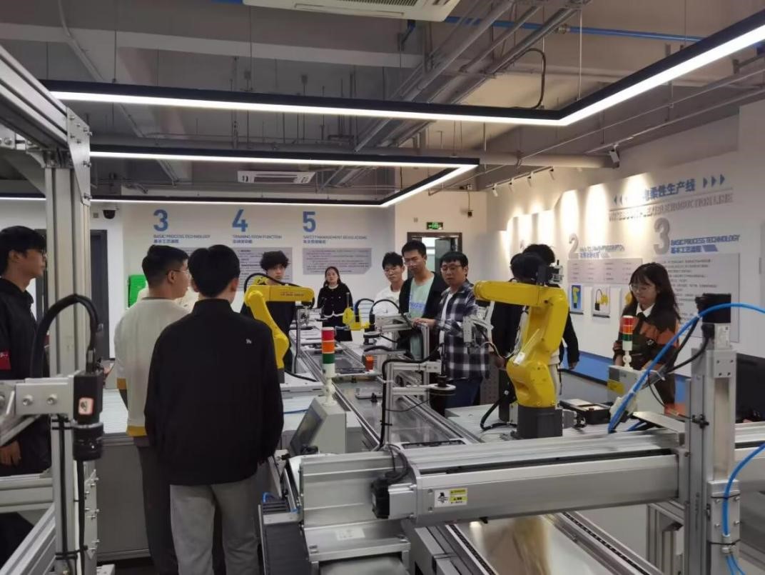 全国首个异构人形机器人训练场在浦东启用超百台机器人集中训练推动行业创新(图1)