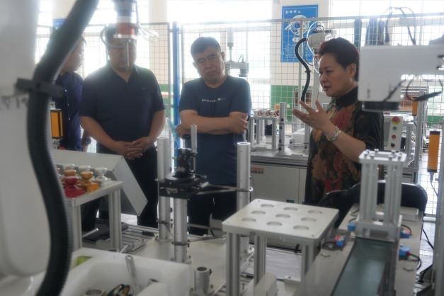 走进江苏省苏州技师学院：两千余名学生家长现场体验技能实训(图1)